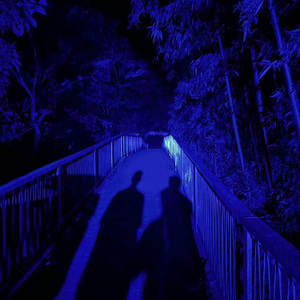 我被八个男人玩到早上H
