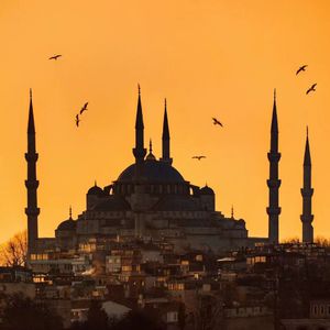 我被八个男人玩到早上H
